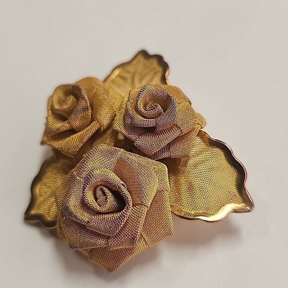 Vintage Triple Rose Leaves Mesh Gold Tone Brooch Pin - Picture 3 of 5